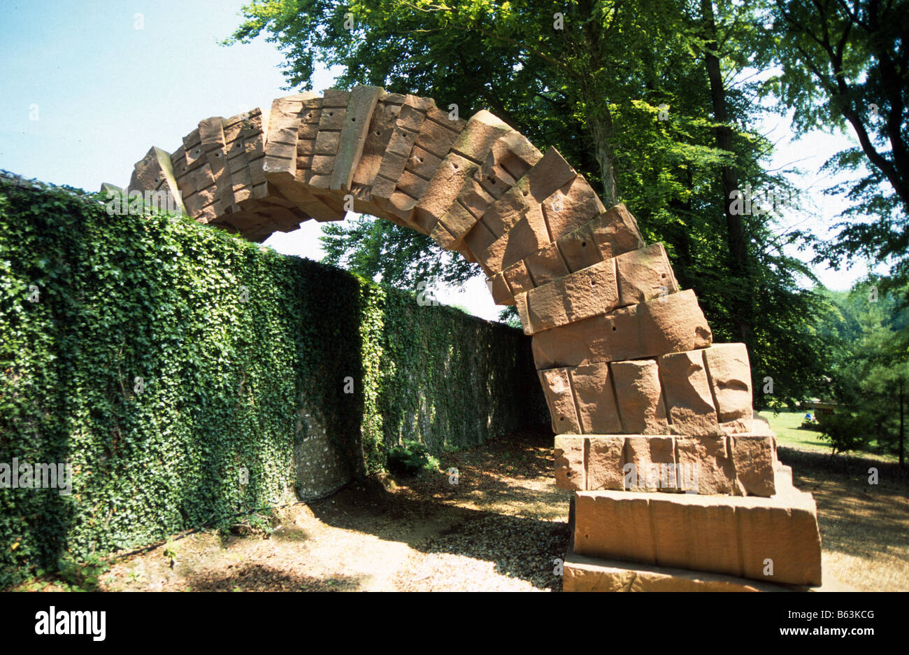 Arch a Goodwood da Andy Goldsworthy 2001 scultura a Goodwood Chichester West Sussex England Nick Hanna 2003 Foto Stock