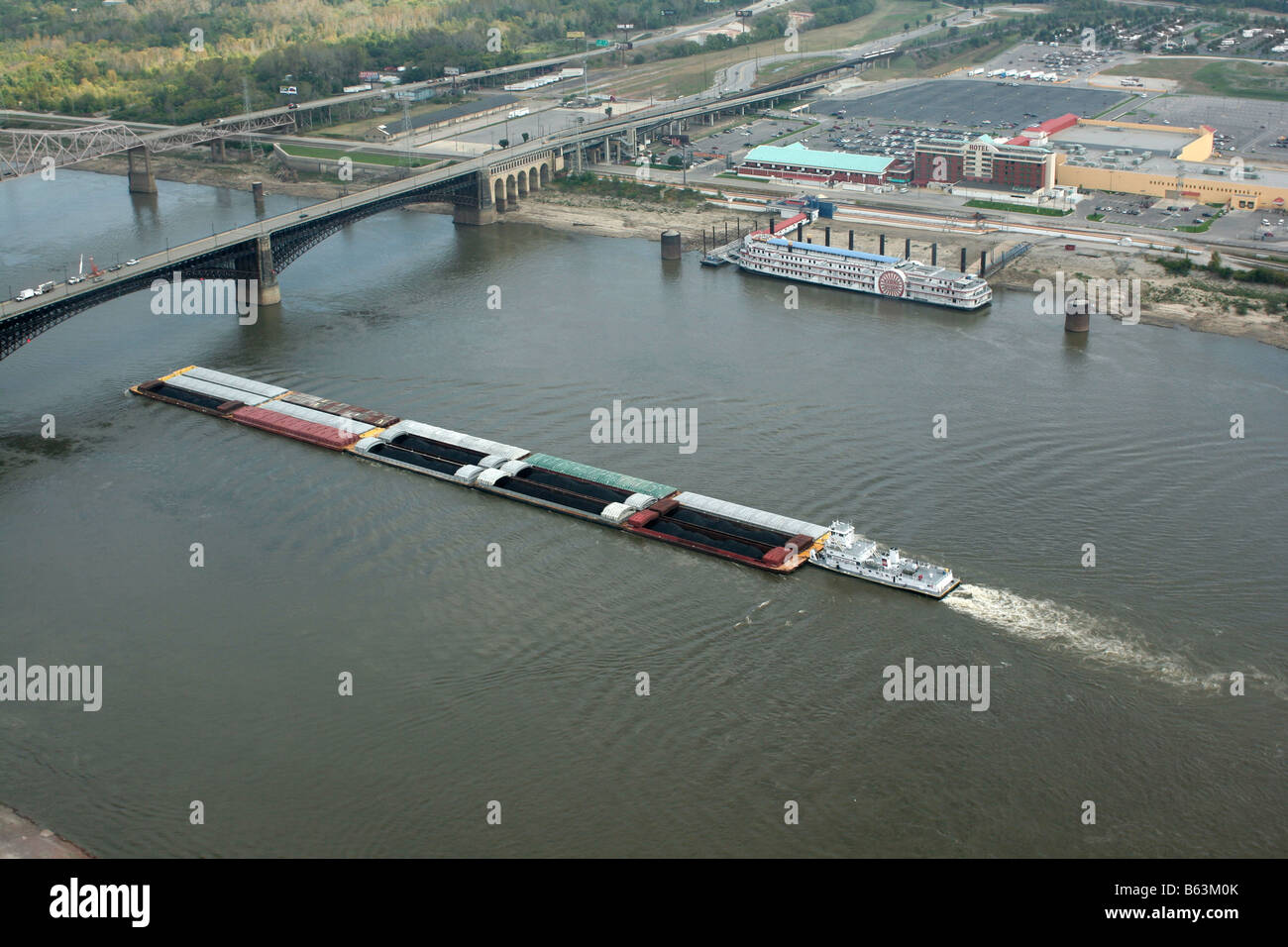 Il carbone barcone sul fiume Mississippi passa sotto Eads ponte di St Louis nel Missouri Foto Stock