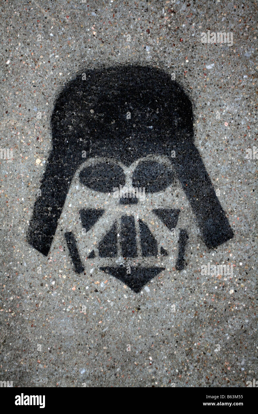 Spray nero dipinto graffiti su una superficie di cemento raffiguranti il personaggio Star Wars Darth Vader. Foto Stock