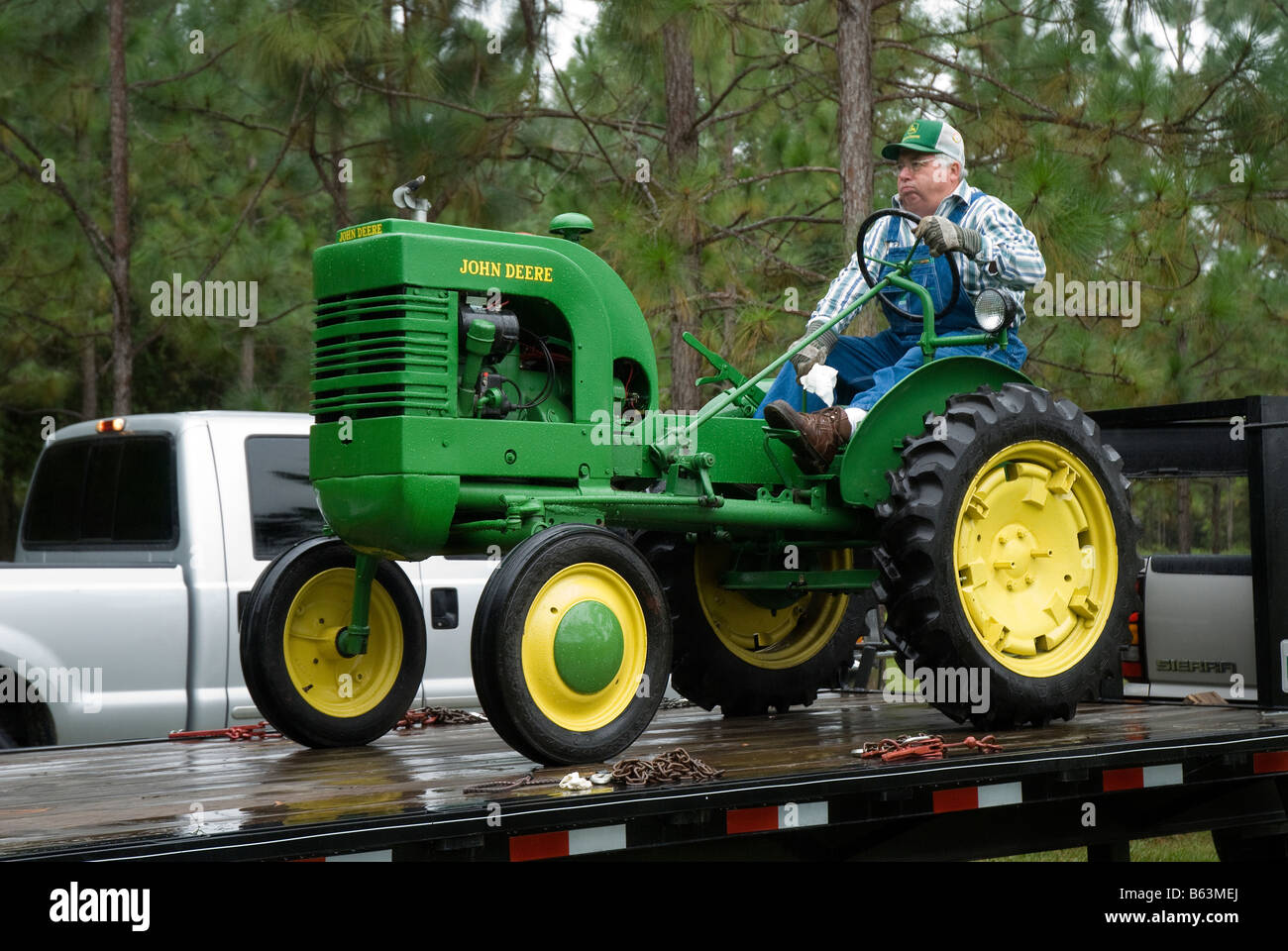 Antico trattore John Deere sul trasporto del carrello dello scanner a superficie piana Florida Foto Stock