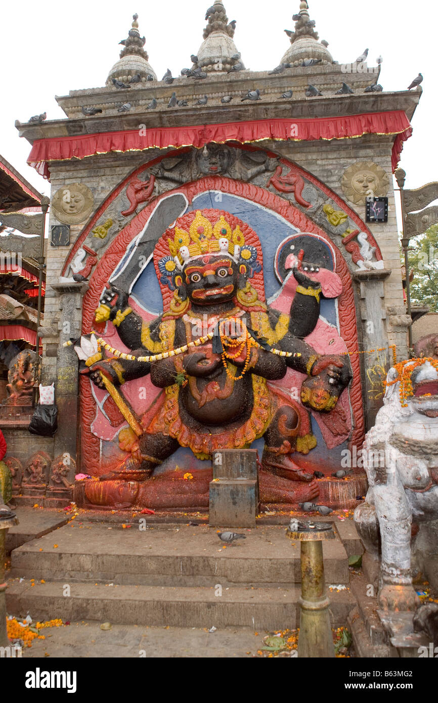 Statua di Kala Bhairab nero a Shiva il distruttore in Durbar Square a Kathmandu in Nepal Foto Stock