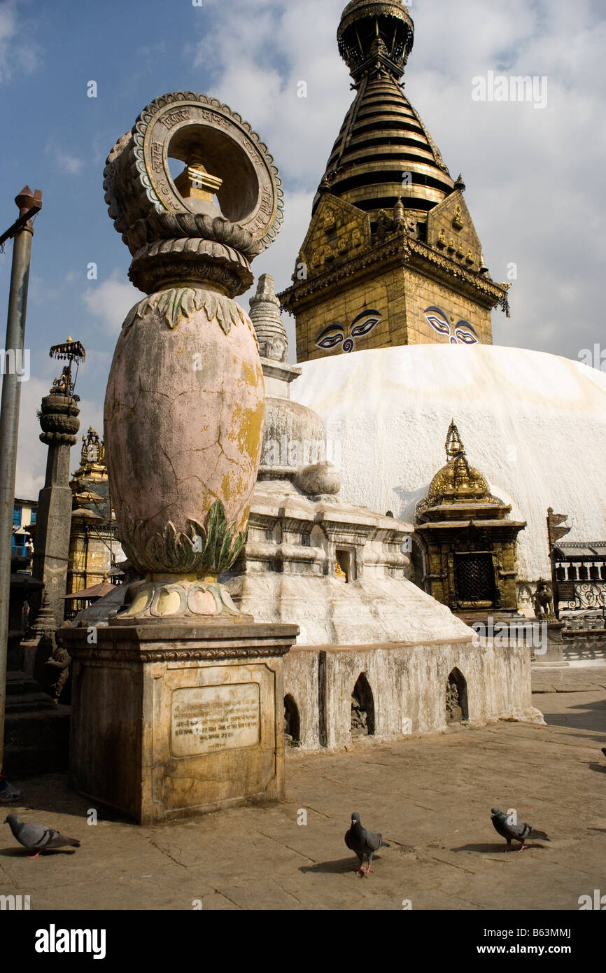 Stupa buddisti al tempio buddista di Swayambhunath il tempio delle scimmie a Kathmandu in Nepal Foto Stock