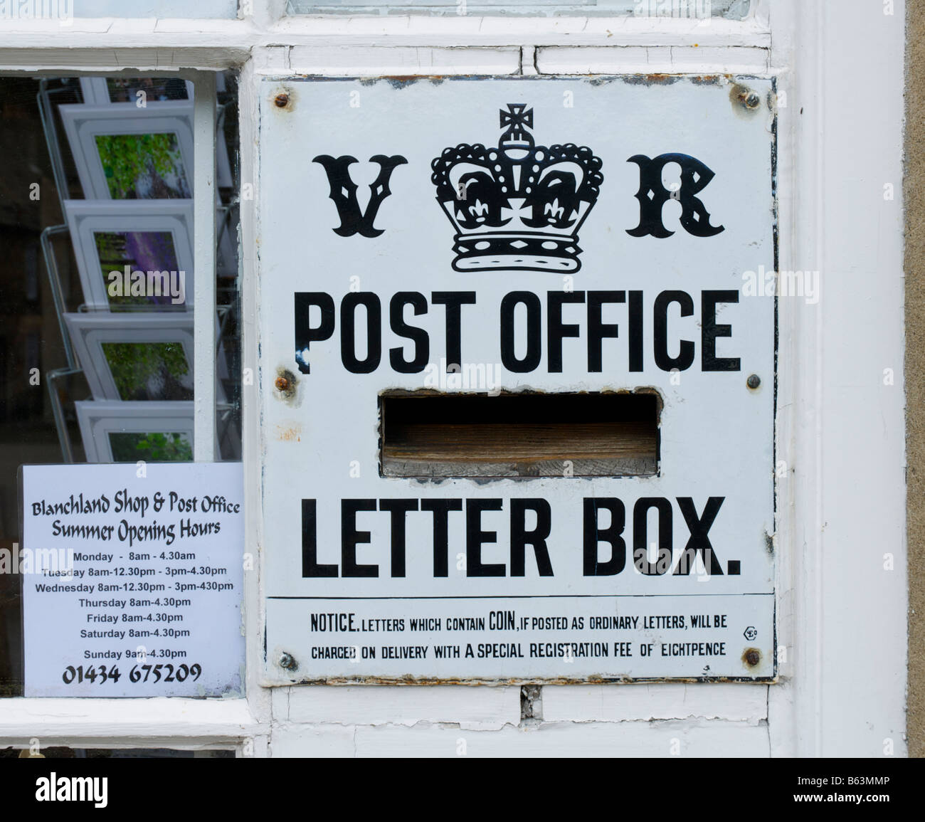 Letter box al di fuori ufficio postale, villaggio di Blanchland, Northumberland, England Regno Unito Foto Stock