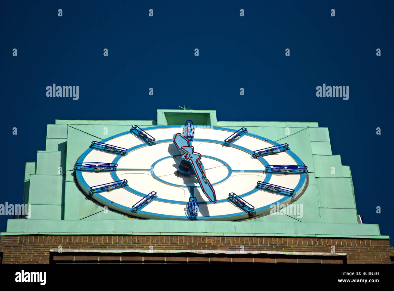 Clockface dell'art deco ex gillette edificio, sulla Great West road, o A4, a ovest di Londra - Inghilterra Foto Stock