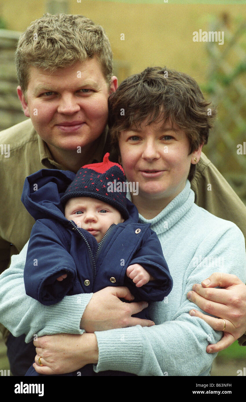 La televisione e la radio presentatori Adrian Chiles e Jane Garvey con il loro bambino Foto Stock