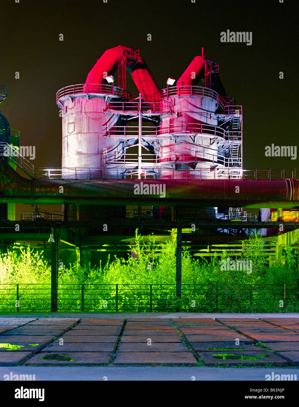 Acciaierie in disuso di notte Piazza metallica in il Landschaftspark Duisburg-Nord Meiderich Stahlwerk bei Nacht Foto Stock