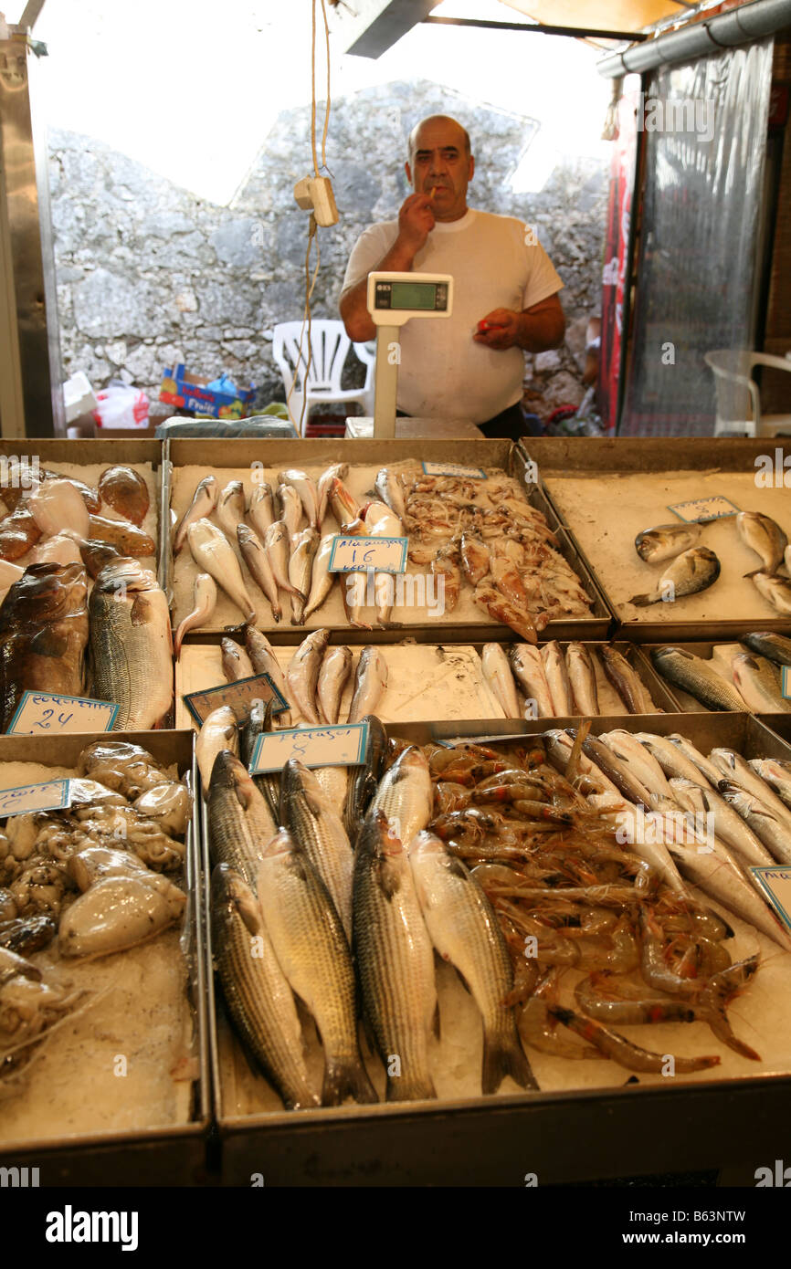 Venditore di pesce al mercato di Corfù Foto Stock