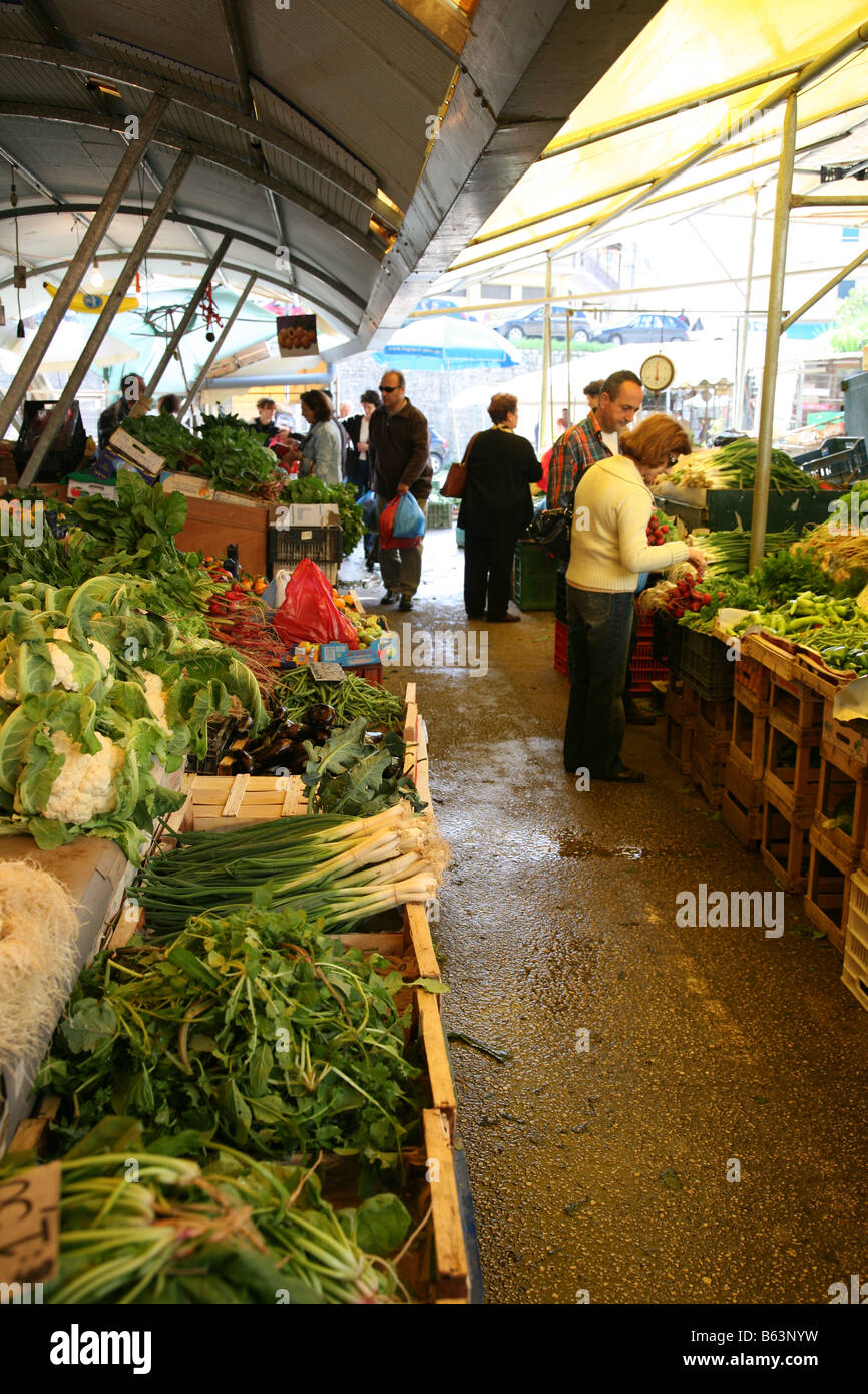 Persone che acquistano dalla cittadina di Corfu market Foto Stock