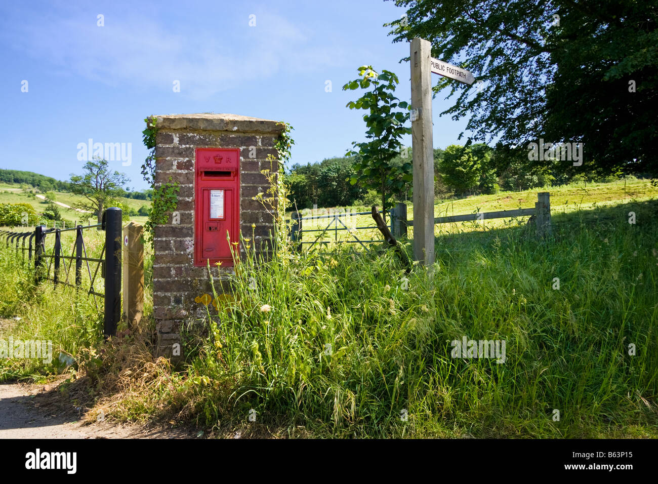Casella postale in campagna, Regno Unito - casella postale rurale vittoriana vicino ad Albury nel Surrey, Inghilterra, Regno Unito Foto Stock