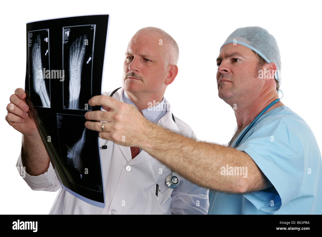 Due medici esaminato il xray di un piede concentrarsi sul giovane medico in primo piano Foto Stock