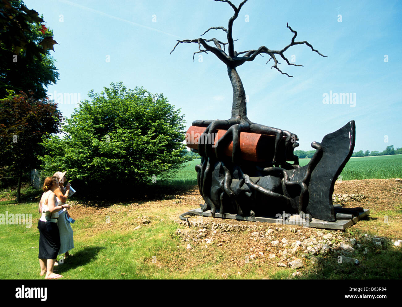 Indipendentemente dalla storia 2000 da Bill Woodrow scultura a Goodwood Chichester West Sussex England Nick Hanna 2003 Foto Stock