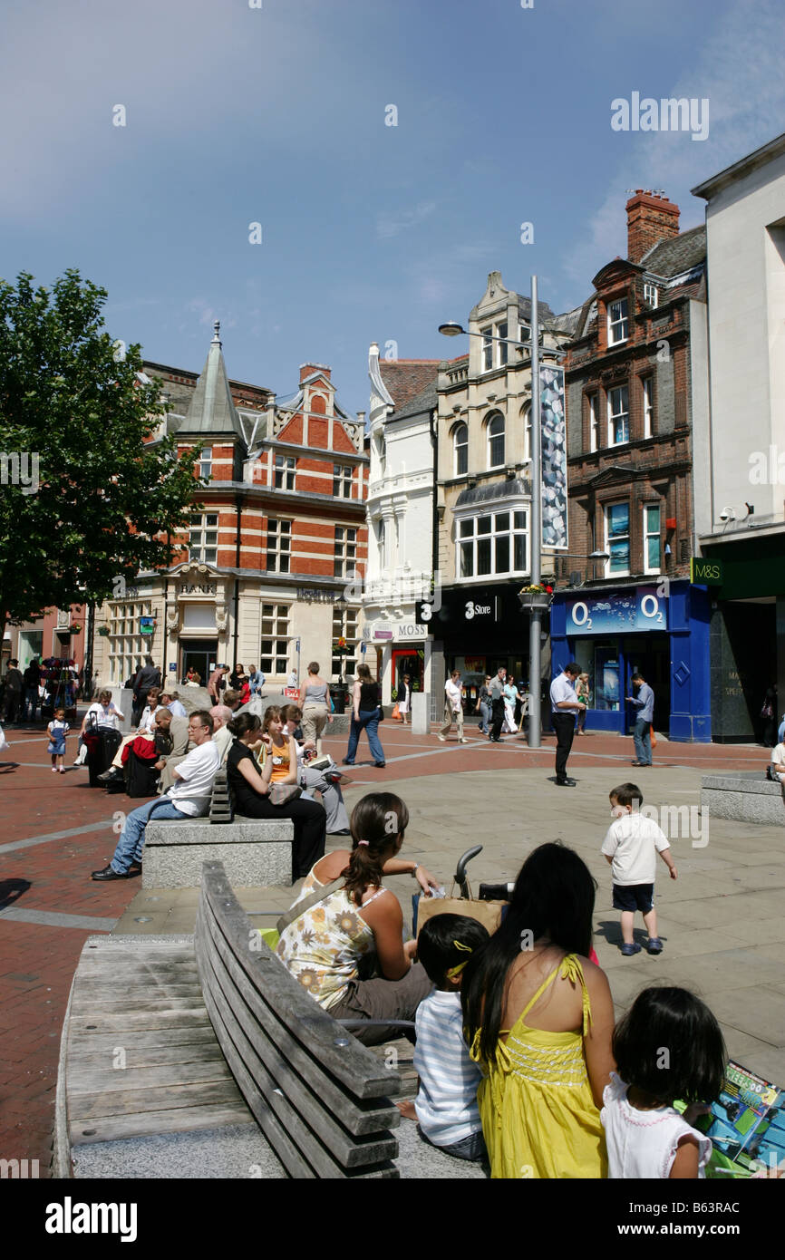 Una vista di Broad Street nel centro di Reading, Berkshire, Inghilterra. Foto Stock