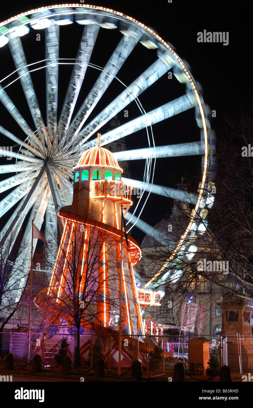 Ritratto notturno fotografia della grande Ruota & Helter-skelter a Cardiff Winter Wonderland Foto Stock