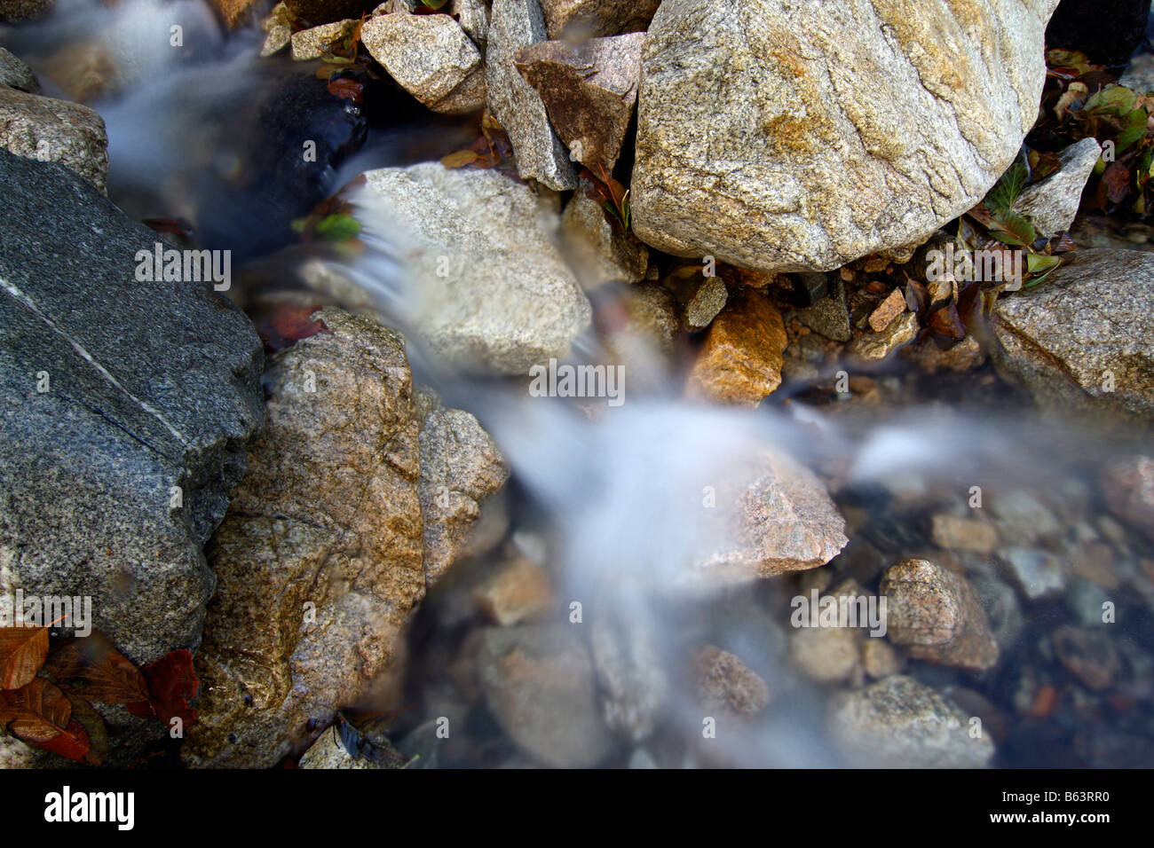 Un bel po' di vapore tra rocce colorate. Una lunga esposizione, grande dettaglio. Foto Stock