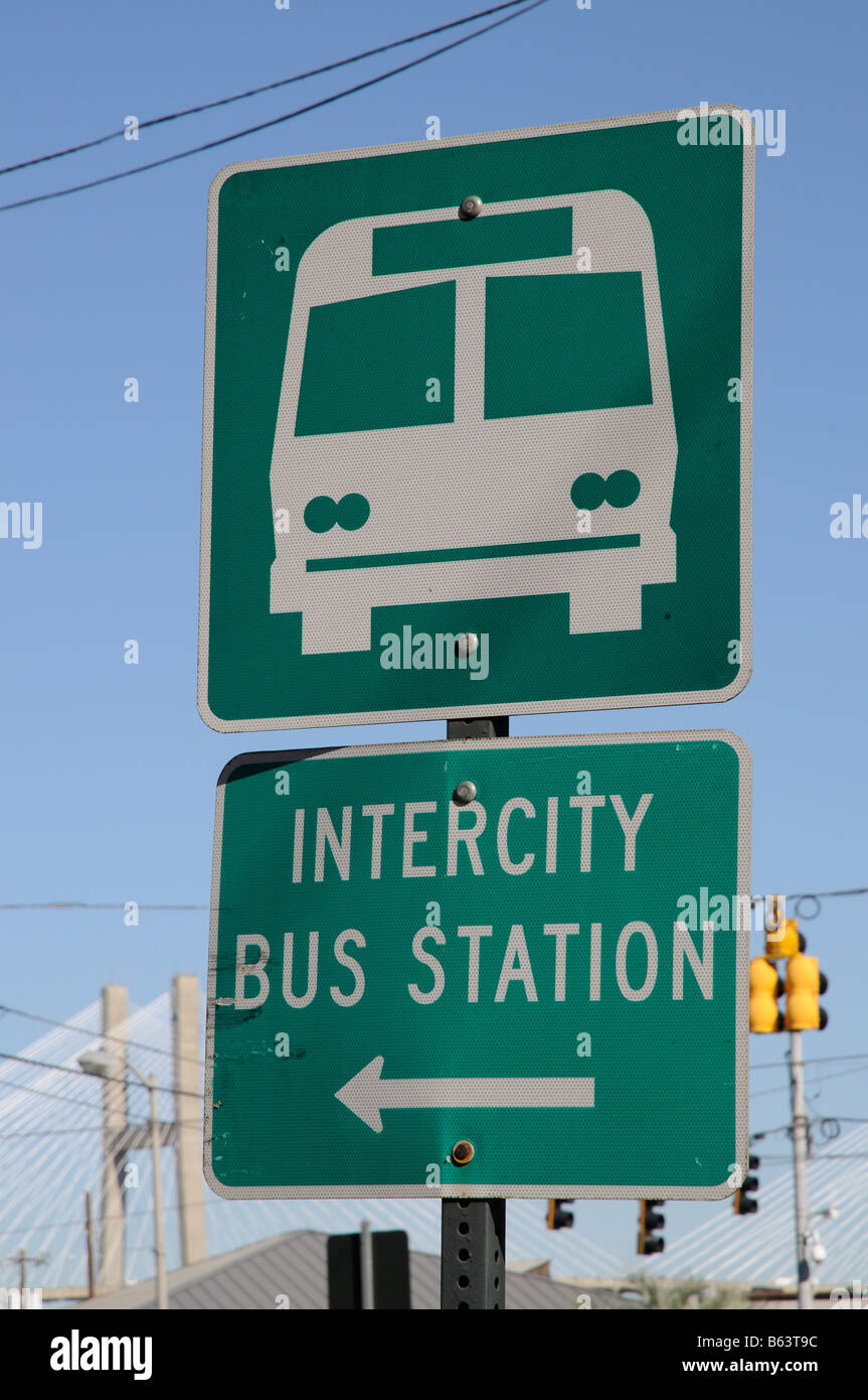 Il verde degli autobus interurbani segno stazione di Savannah in Georgia America USA Foto Stock