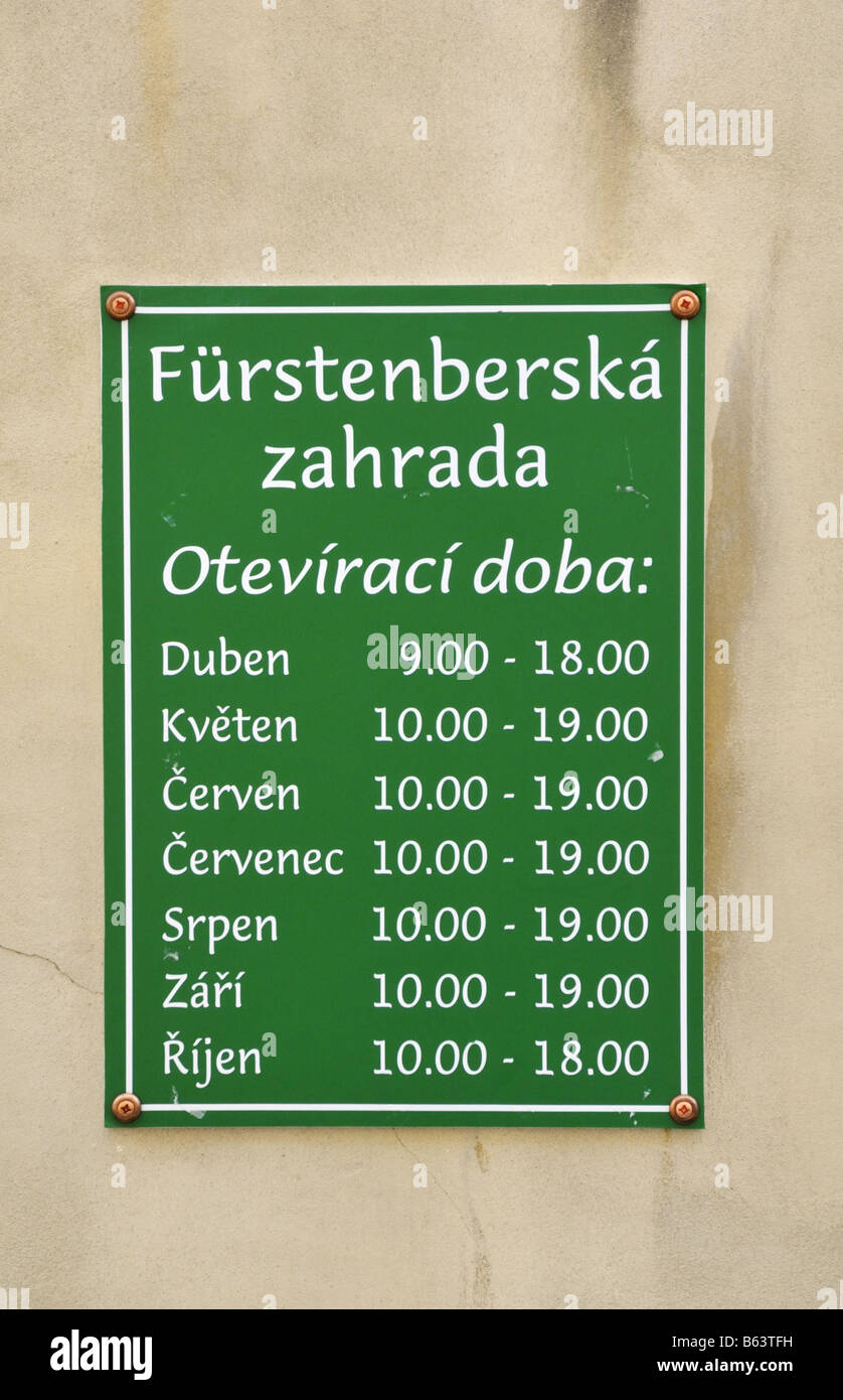 Ogni giorno gli orari di apertura del giardino Furstenberska nel piccolo quartiere di Praga Foto Stock