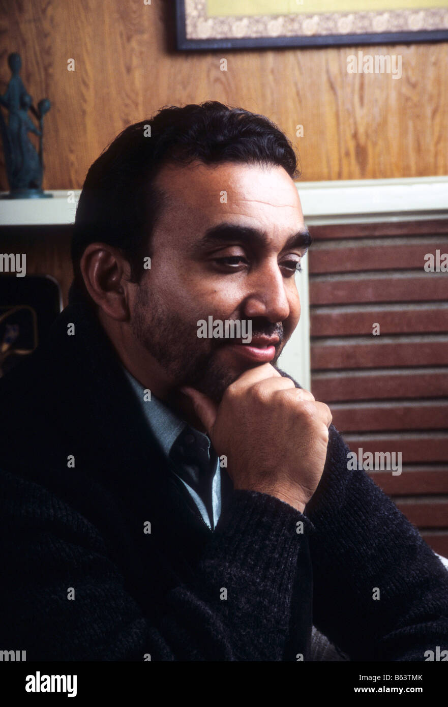 Ritratto di ispanico uomo nel profondo del pensiero Foto Stock
