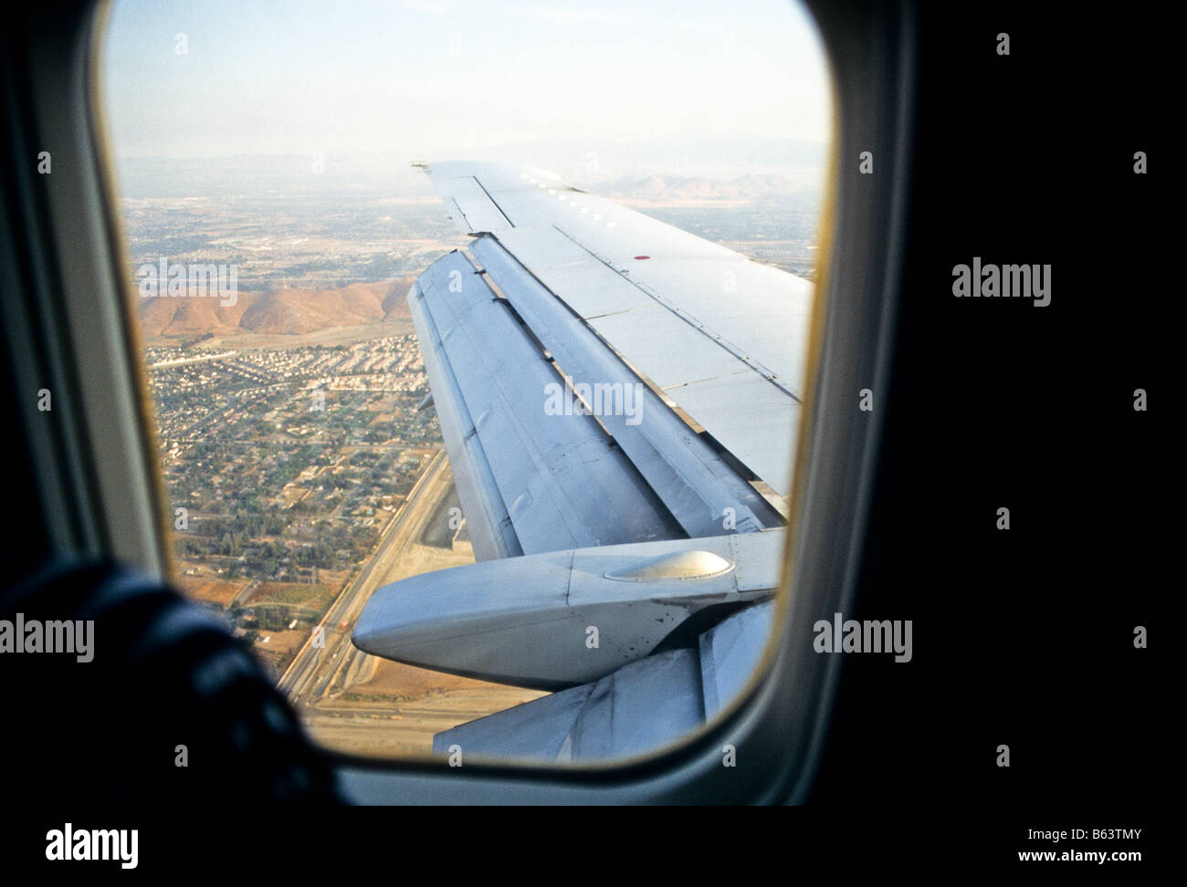 Pannelli posteriori del jet ala di aeroplano si estendono per creare più sollevare ad una minore velocità di atterraggio. Foto Stock
