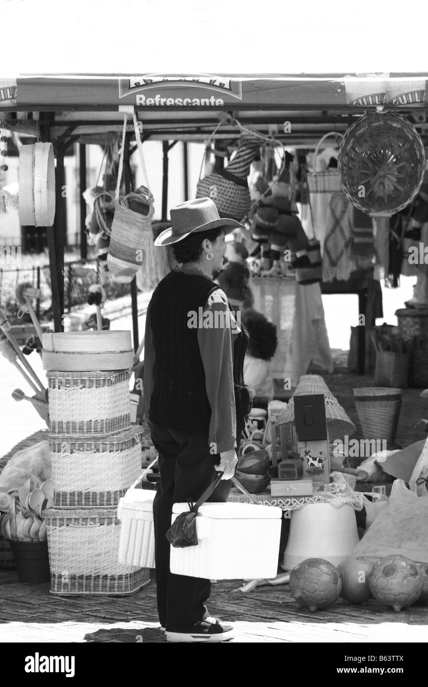 Vecchia donna vendita di prodotti fatti a mano in strada, Tibasosa, Boyacá, Colombia, Sud America Foto Stock