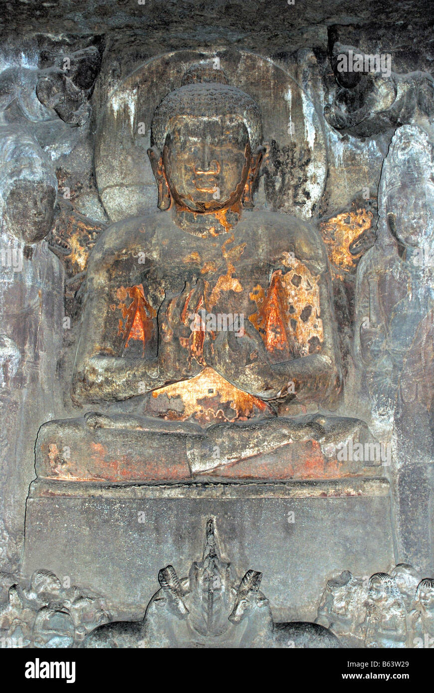 Grotte di Ajanta 4 - Buddha in padmasana con chauri portatori. Aurangabad, Maharashtra, India Foto Stock