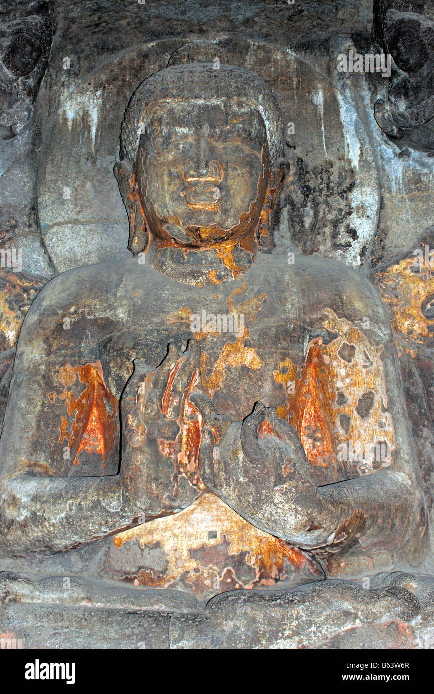 Grotte di Ajanta 4 - Buddha nel santuario, seduto in padmasana & pravartana dharmachakra mudra. Foto Stock