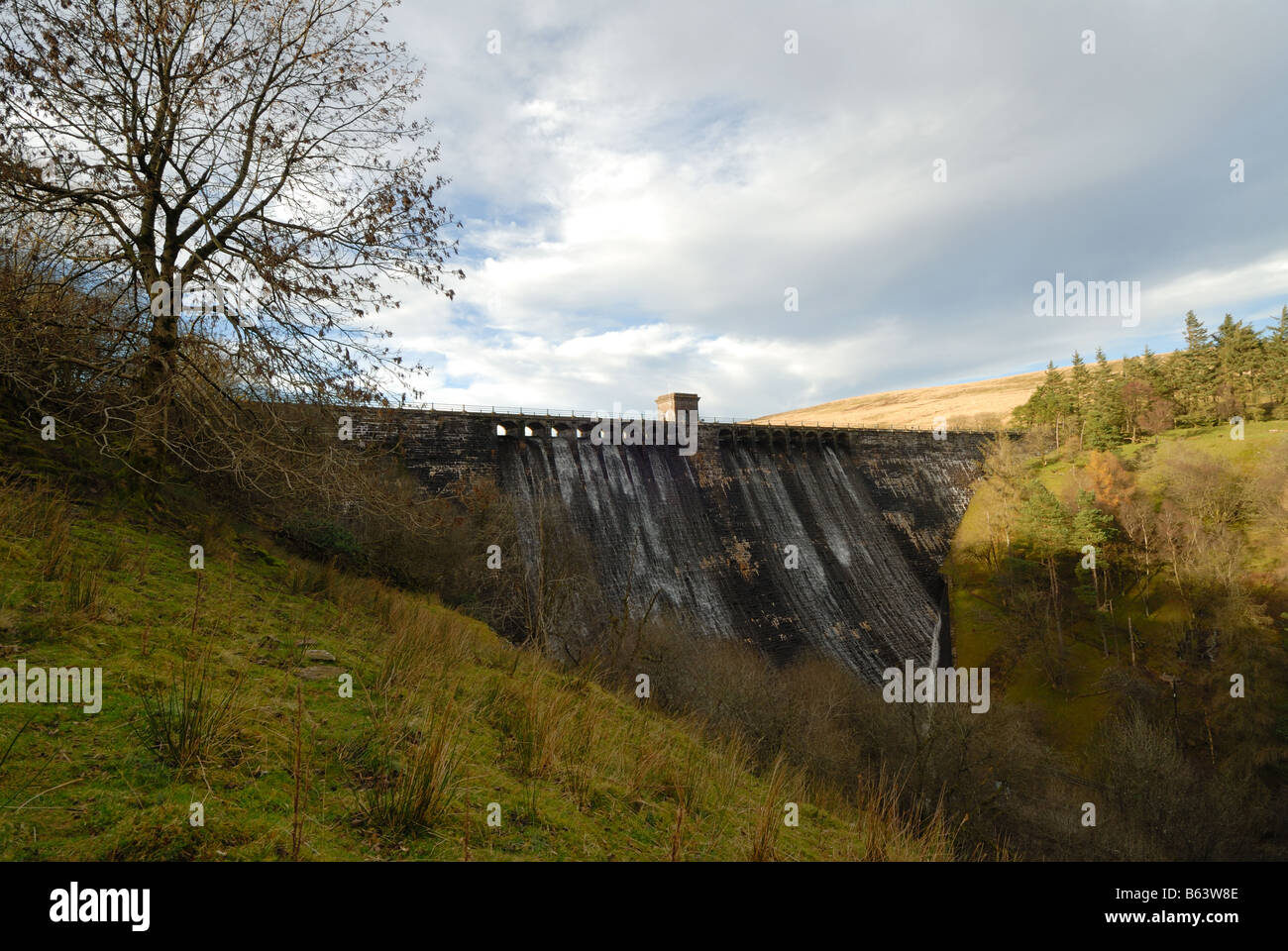 La diga di Grwyne Fawr serbatoio in montagna nera del Galles Foto Stock