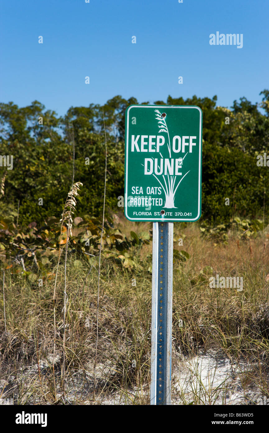 Avviso di segno per tenere lontane le dune, Tigertail Beach, Marco Island, Gulf Coast, a sud della Florida, Stati Uniti d'America Foto Stock