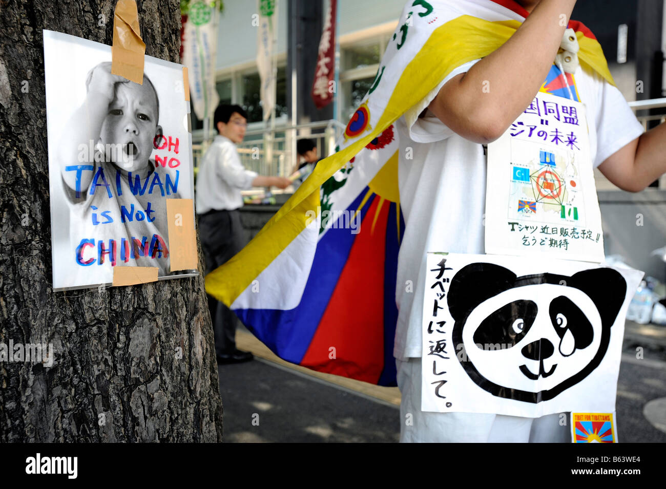 I manifestanti vicino santuario controverso nella chiamata di Tokyo per Taiwan/Tibet indipendenza dalla Cina Foto Stock