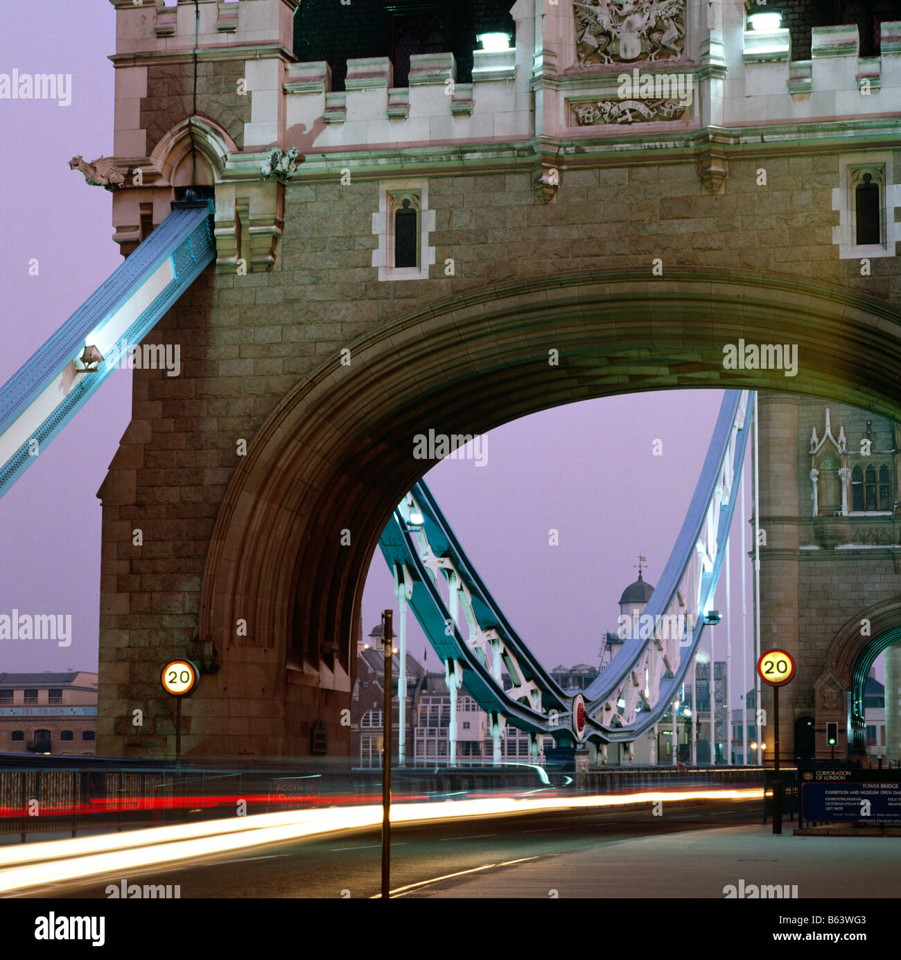 Il Tower Bridge di notte la città London REGNO UNITO Foto Stock