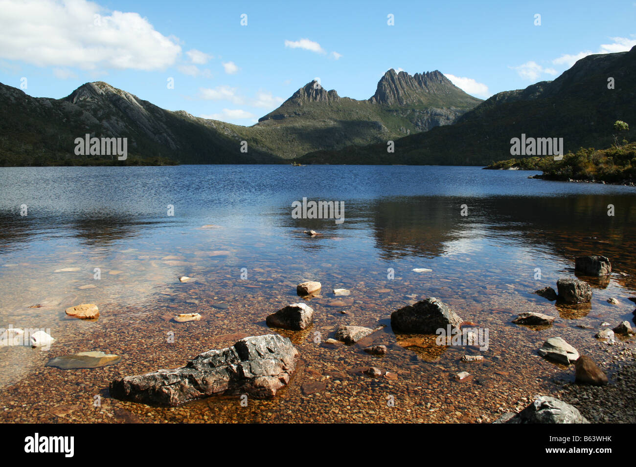 Cradle Mountain come osservata attraverso il lago di Colomba Foto Stock