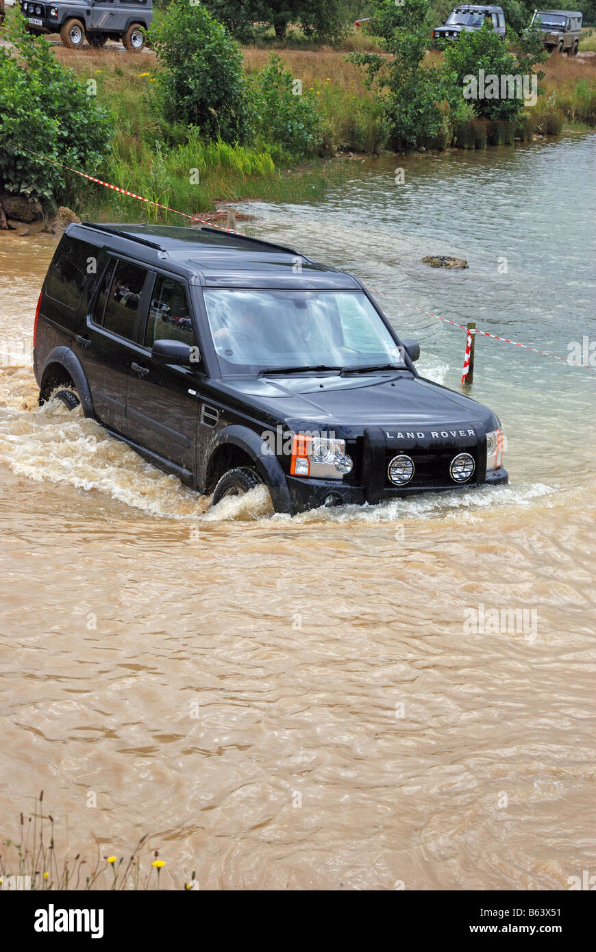 Land Rover Discvovery 3 attraversando acqua numero di registrazione J7 NDP 4WD la trazione a quattro ruote motrici LRM mostrano la fatturazione 2008 Land Rover mensilmente Foto Stock