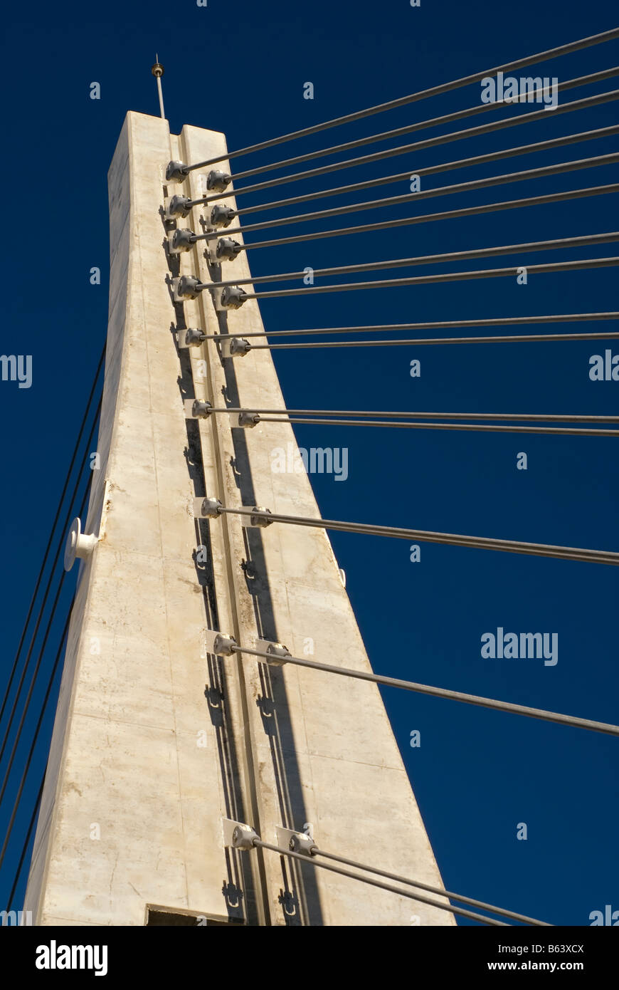 Ponte pedonale sul fiume Fuengirola / Puente de la Armada Española, ponte sospeso pedonale con stallazione via cavo sul Rio Fuengirola, Costa del Sol, Spagna Foto Stock