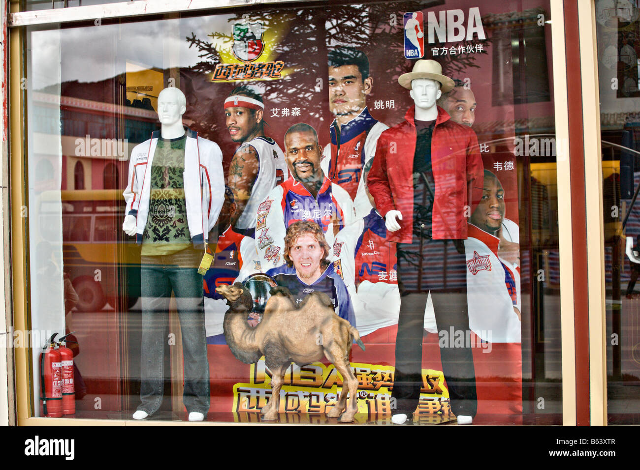 I cinesi sempre e in ogni luogo l amore di pallacanestro, Zhongdian (Shangri-La), Yunnan in Cina. Foto Stock