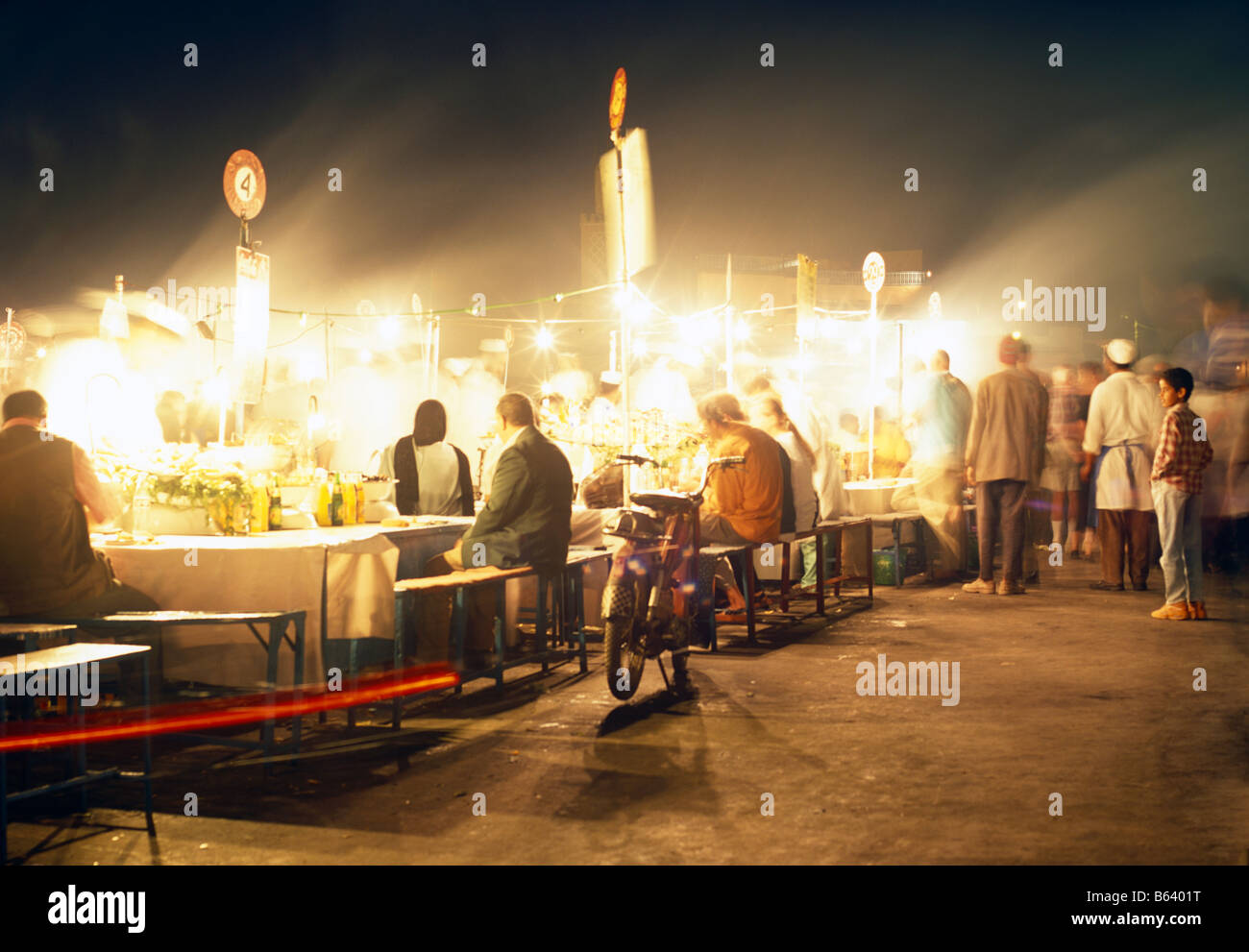 Fumatori Cucine Outdoor Djemaa El-Fná a Marrakech Marocco Africa del Nord Foto Stock