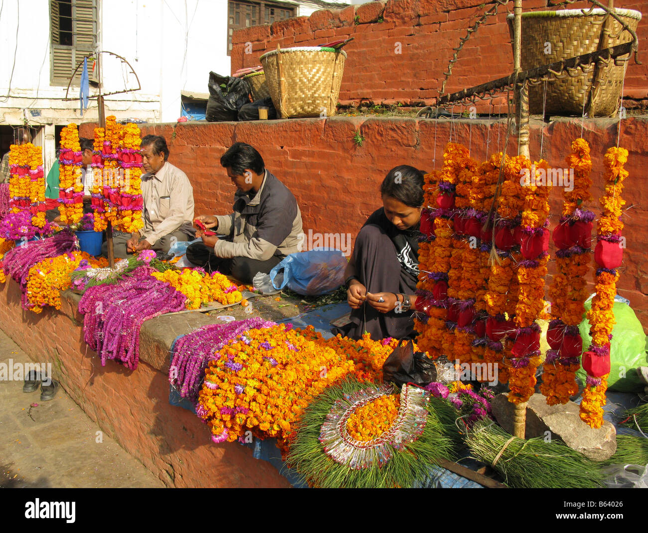 Ghirlande di fiori di essere preparato per Tihar è (Diwali) in Durbar Square, Kathmandu, Bagmati, Himalaya, Nepal, Asia centrale Foto Stock