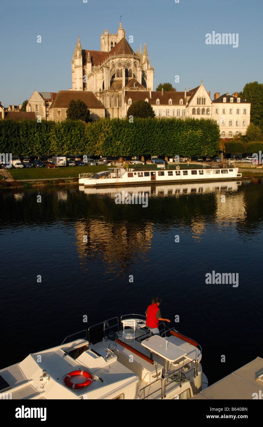 Fiume Yonne a Auxerre in Yonne 89 departement di Francia Foto Stock