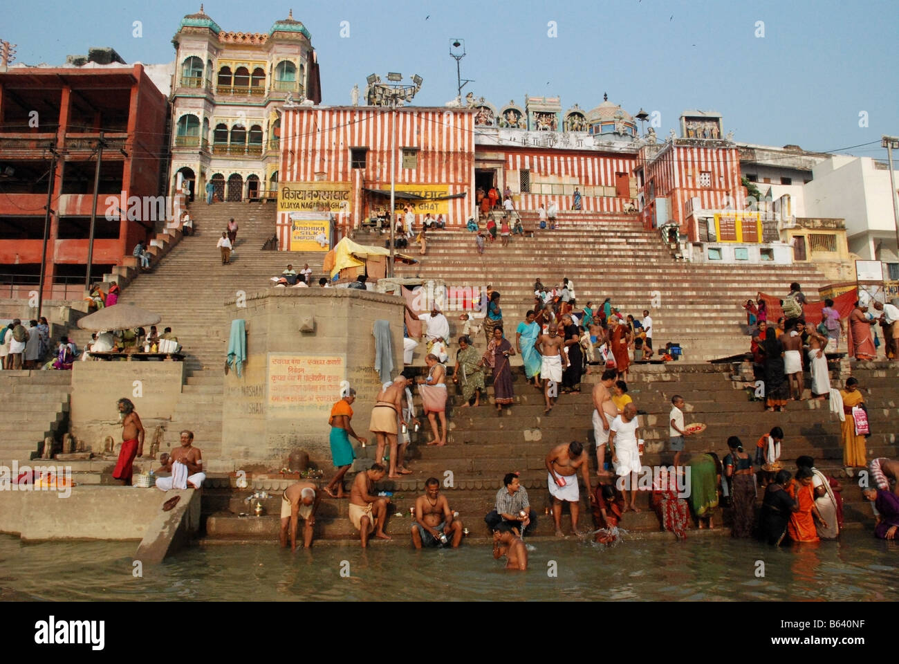 Vista frontale della folla la balneazione nel Gange, Varanasi (India). Foto Stock