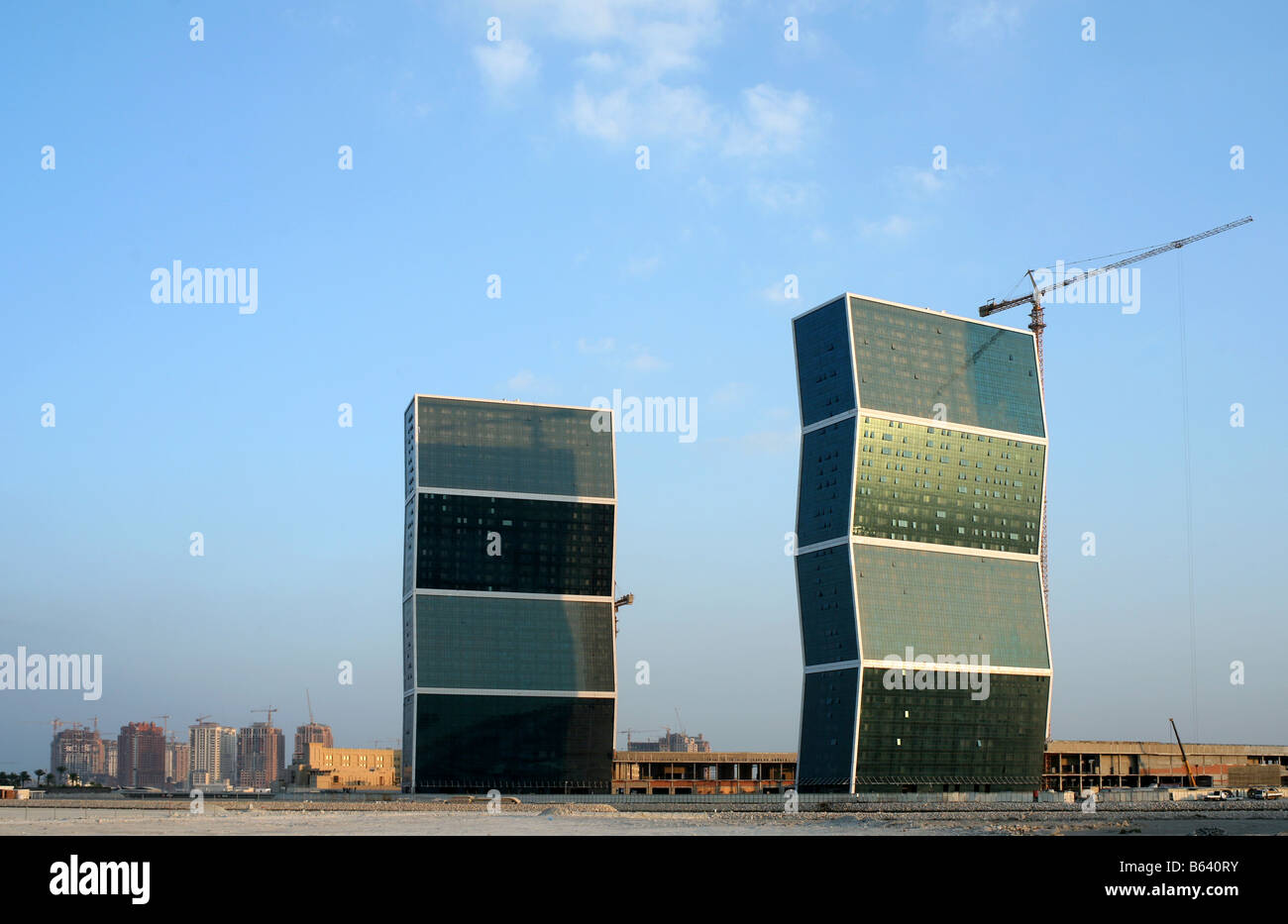 Una sequenza di salti zig zag torri in West Bay Doha in Qatar in fase di completamento con il lavoro di costruzione sulla Perla visibile in background Foto Stock