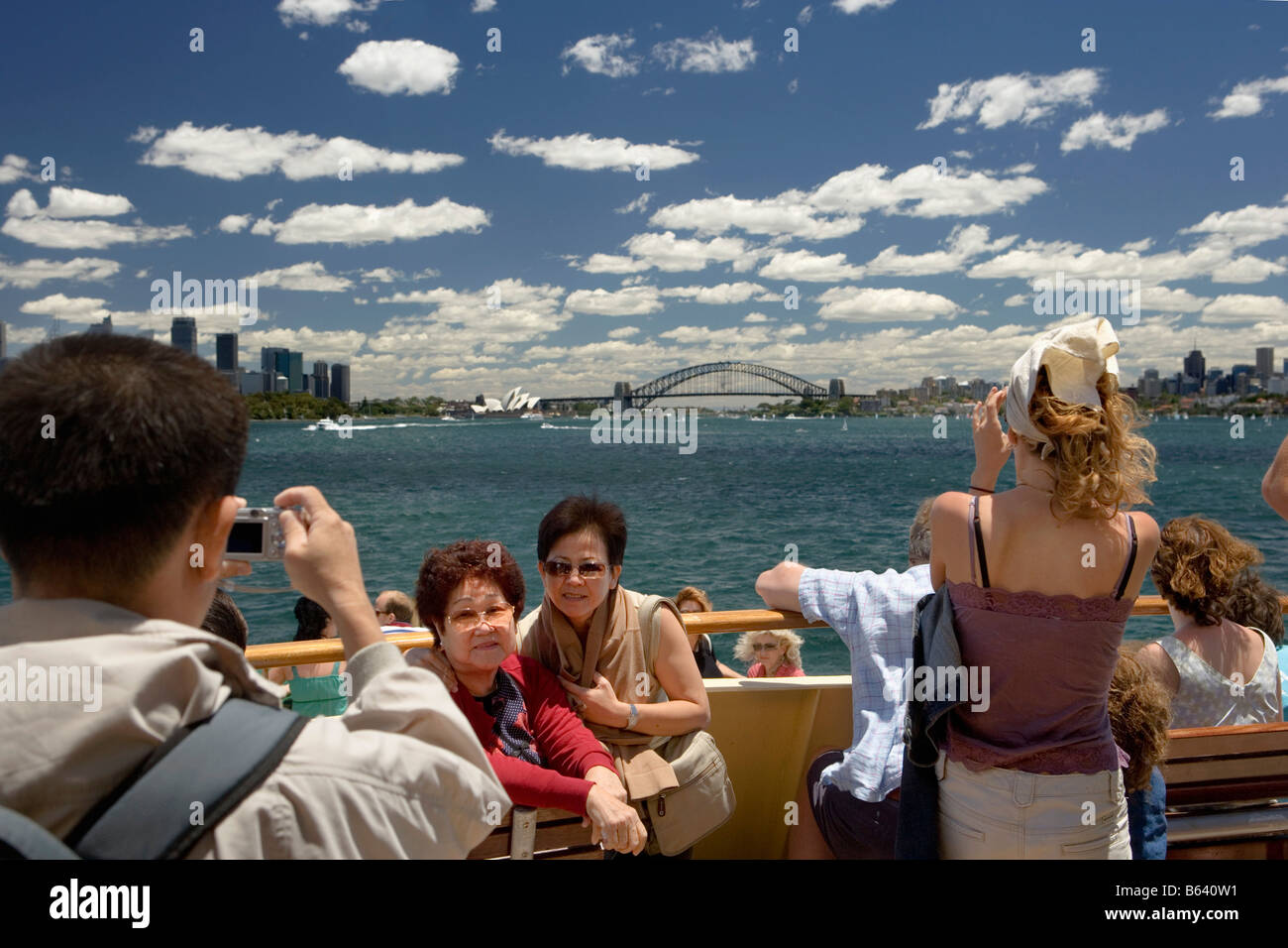 Australia, Sydney Opera House, il centro città e il Ponte del porto di traghetto da Foto Stock