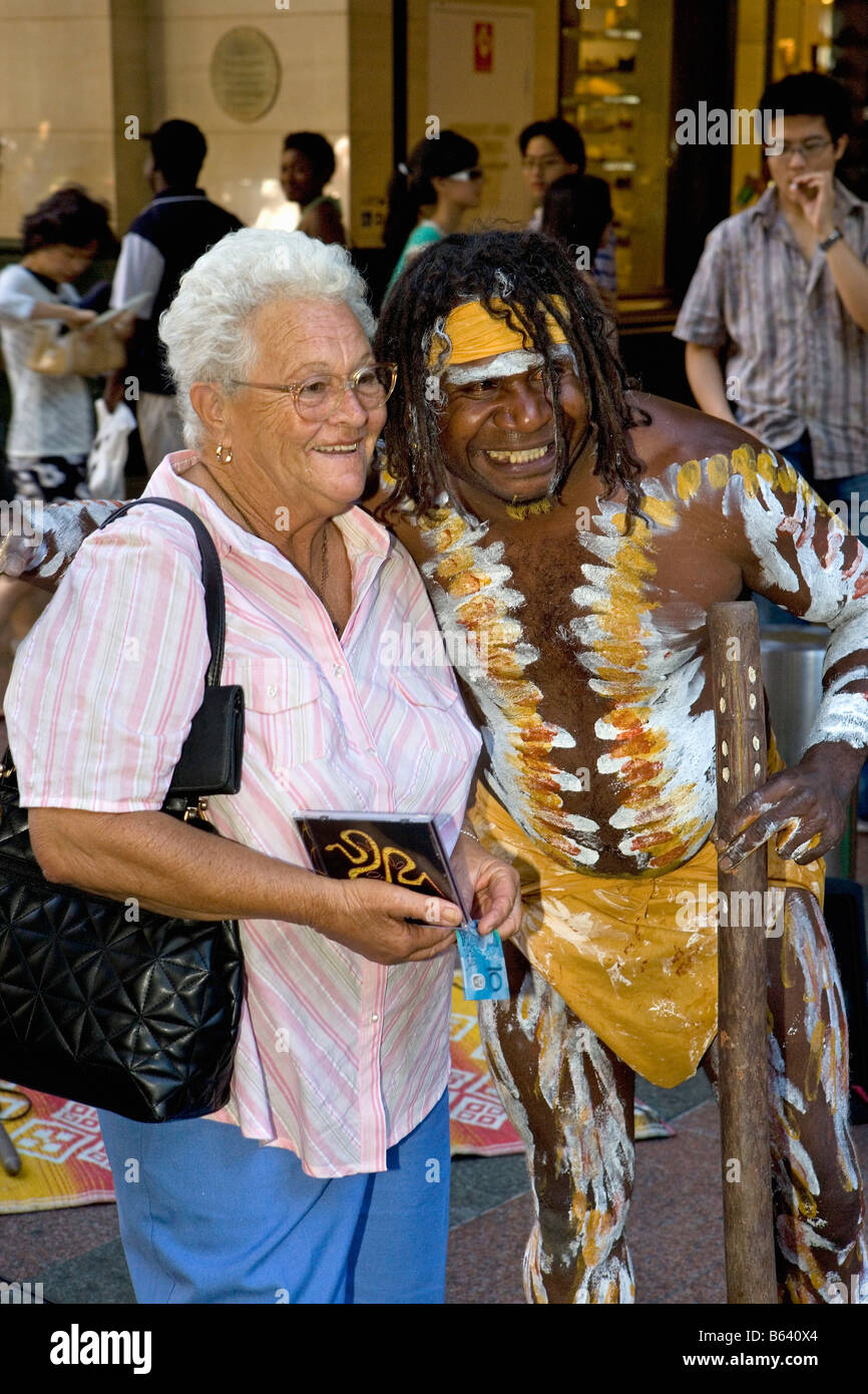 Australia, Sydney, Aborigeni musicisti di strada e "fan" in Pritt Street Foto Stock