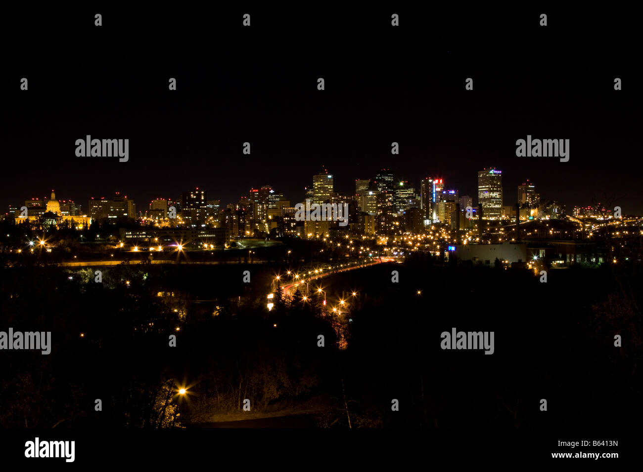 Edmonton skyline notturno visto da tutto il Nord del Fiume Saskatchewan Foto Stock