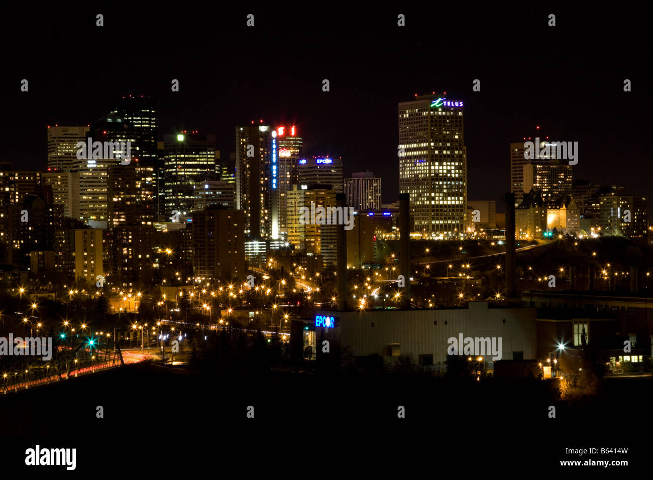 Edmonton skyline notturno visto da tutto il Nord del Fiume Saskatchewan Foto Stock