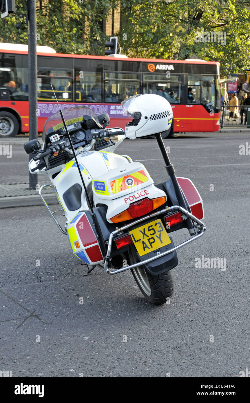 Moto della polizia blocca una strada Upper Street Angel Islington London REGNO UNITO Foto Stock