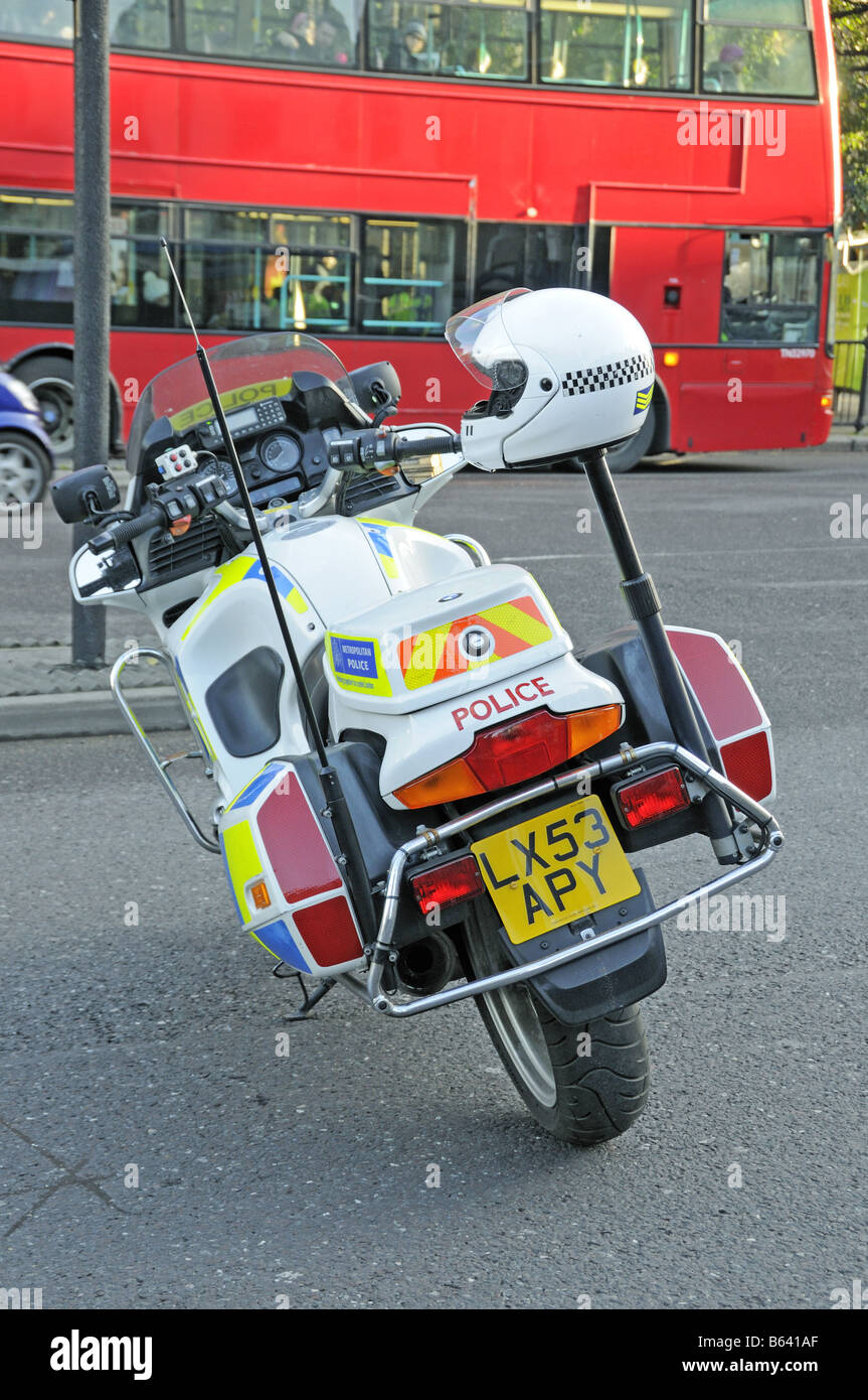 Moto della polizia blocca una strada Upper Street Angel Islington Londra Inghilterra REGNO UNITO Foto Stock