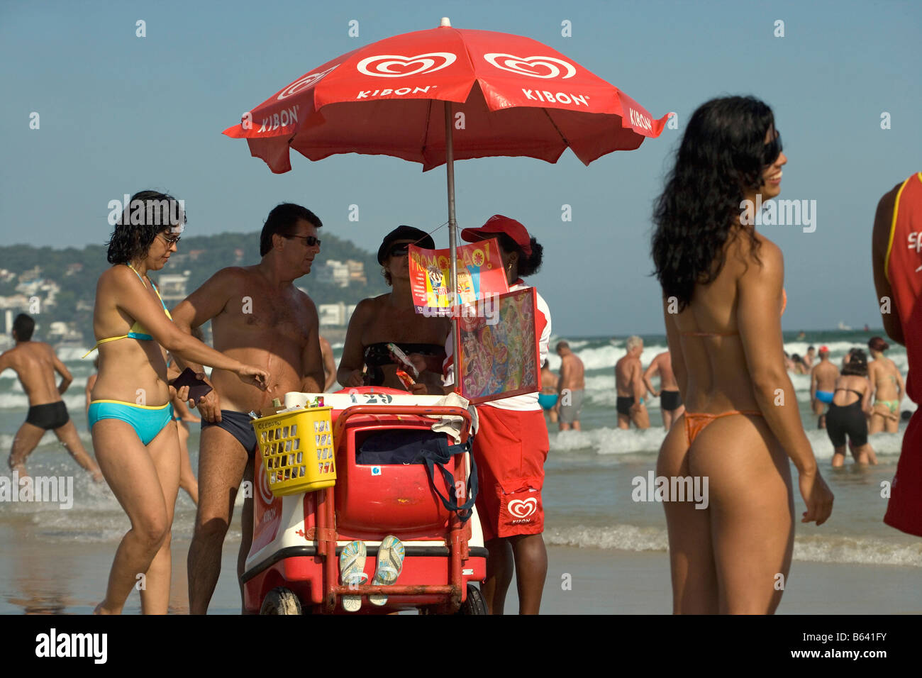 Il Brasile, Sao Paulo, spiaggia di Praia Enseada in Guaraja. Ice Cream venditore. Foto Stock