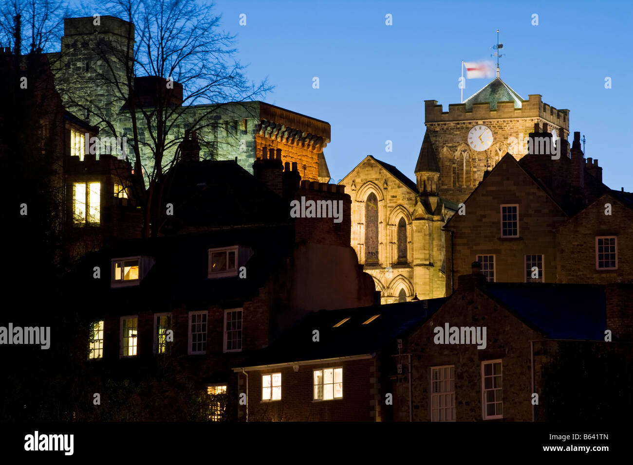 Hexham Abbey e la sala controverso i riflettori su una chiara serata autunnale, Tyne Valley, Northumberland, Inghilterra Foto Stock