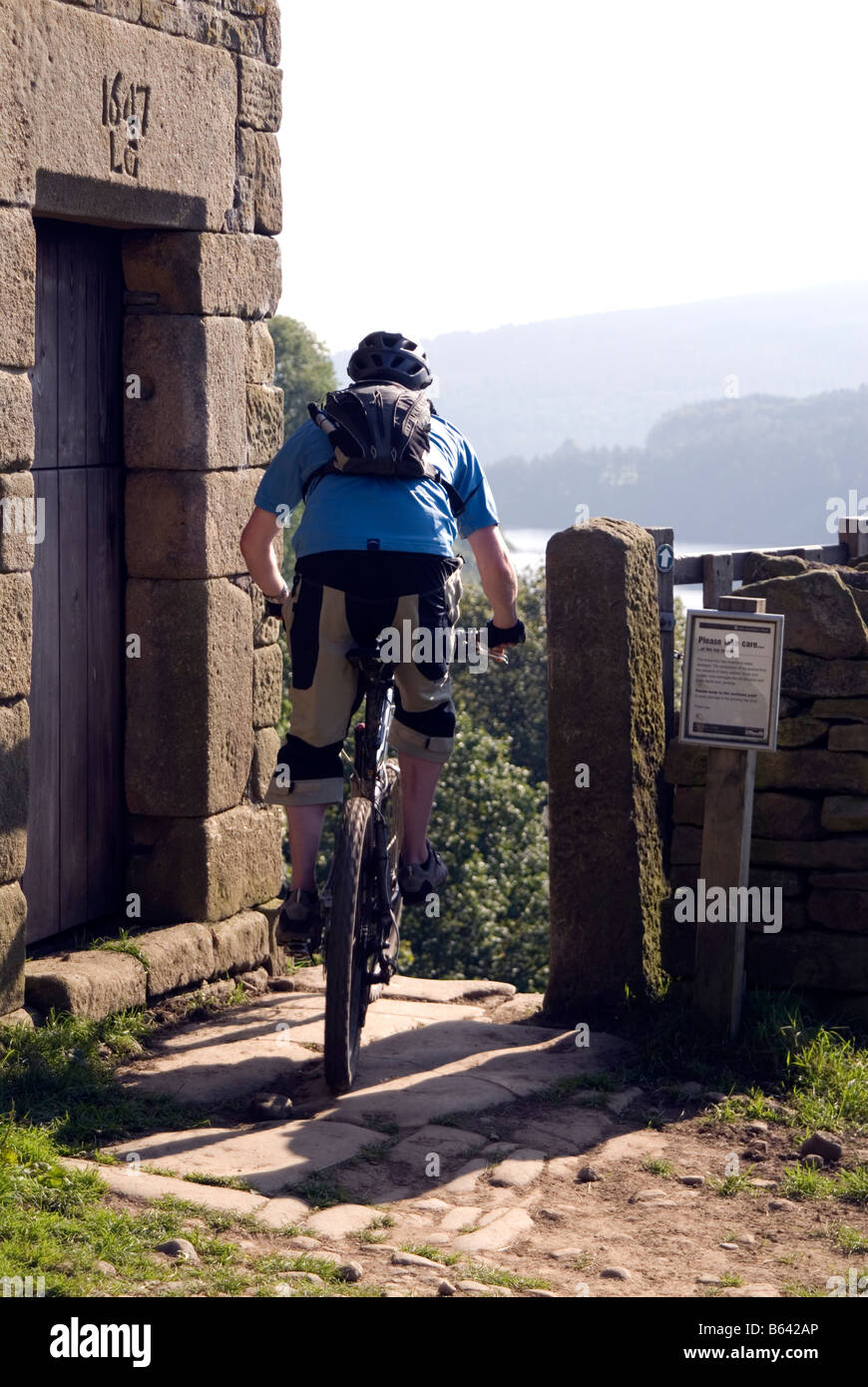 Mountain bike nel Parco Nazionale di Peak District Derbyshire visitare mete del turismo Foto Stock