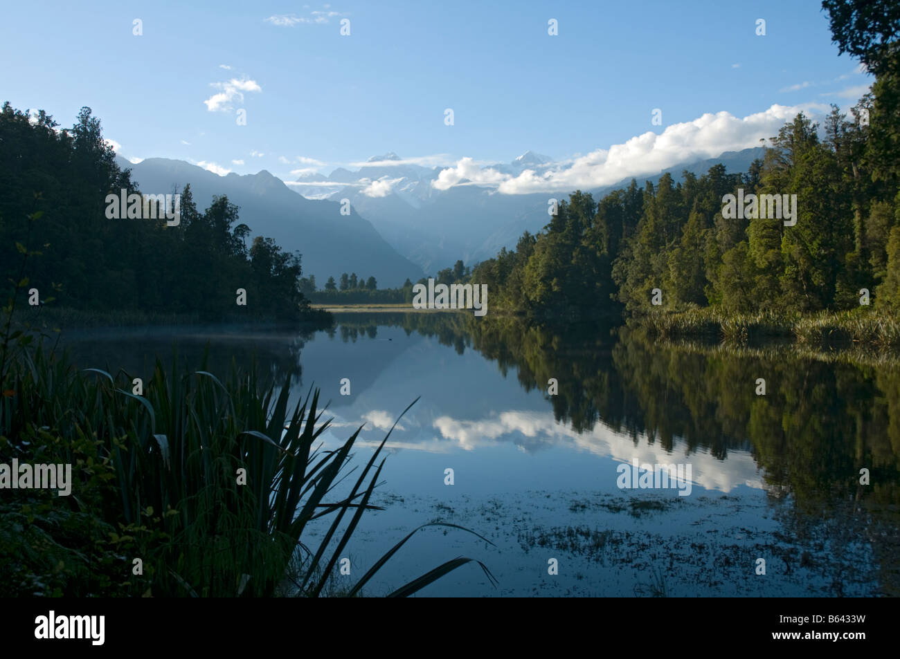 Monte Tasman (Horokoau) e Aoraki / Monte Cook dal Lago Matheson, vicino al Ghiacciaio Fox, Isola del Sud, Nuova Zelanda. Foto Stock