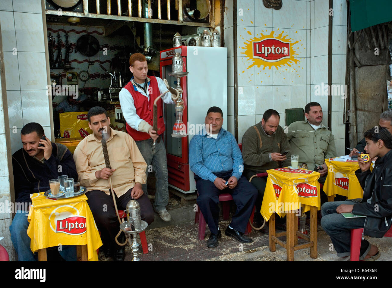 L'Egitto, al Cairo, caffè e tea shop. Uomo di fumare waterpipe. Foto Stock