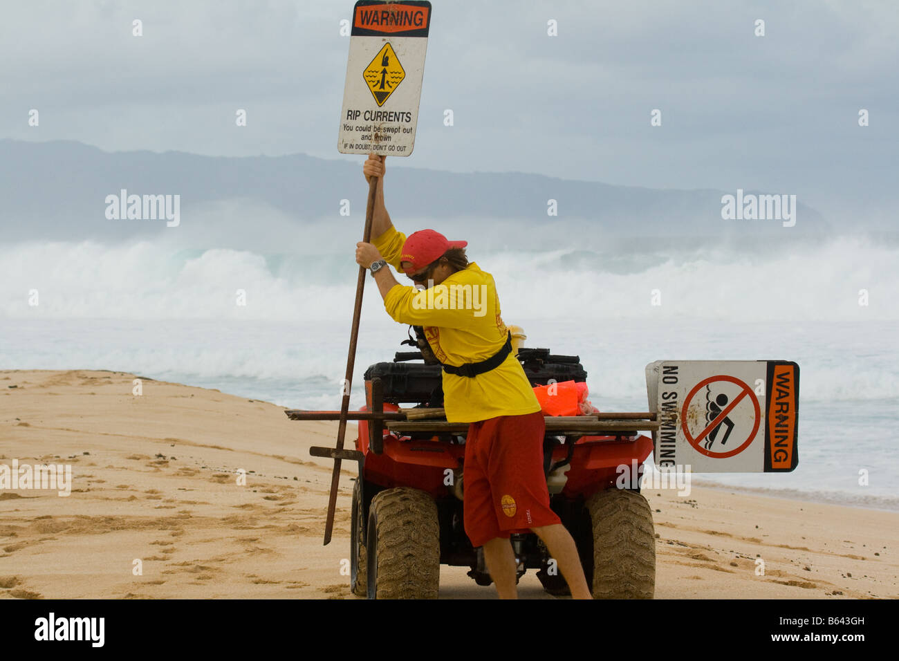 Bagnino di salvataggio la pubblicazione di condizione di pericolo di segni sulla spiaggia Foto Stock